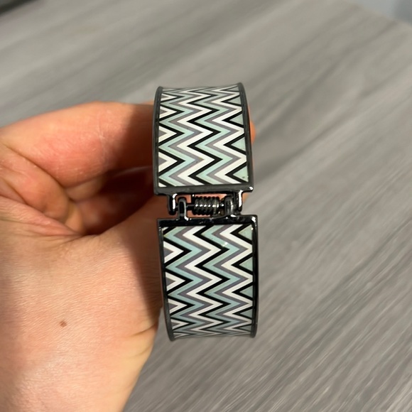 Vintage Metal Hinged Bangle Bracelet with Chevron Design, EUC - Picture 3 of 8